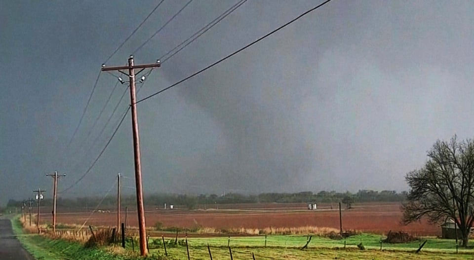 Reportan dos muertos tras tormentas y tornados en el centro de EEUU featured image