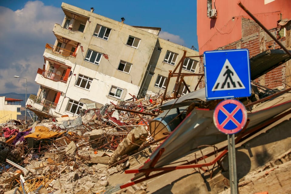 Sismo de magnitud 5.6 vuelve impactar en Turquía y derriba construcciones