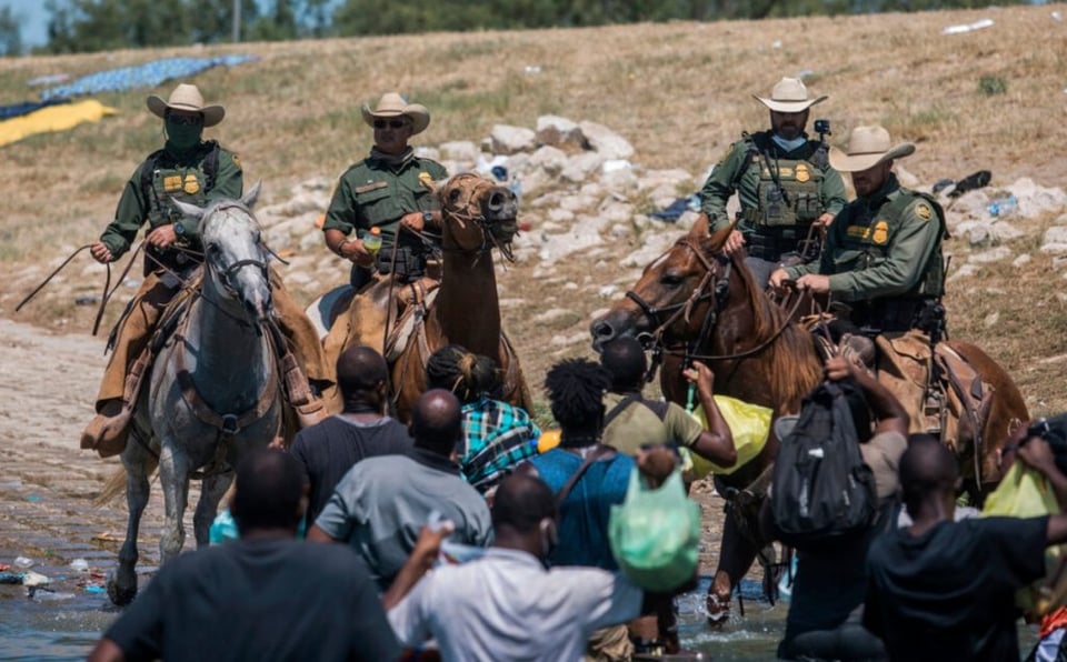 Aparecen fotos de la Migra a caballo ‘cazando’ haitianos en la frontera