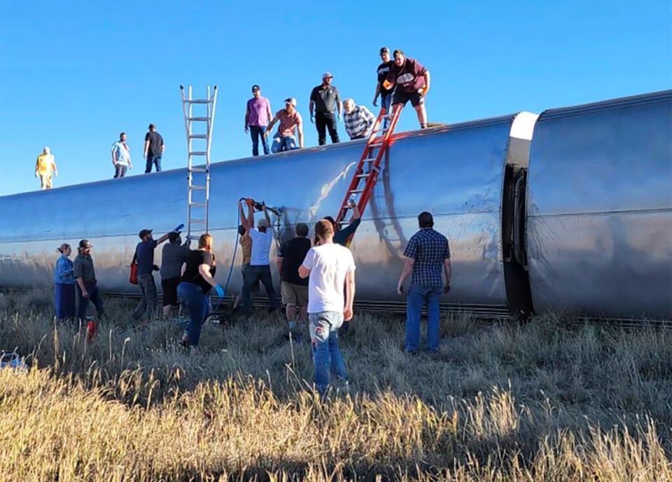 Descarrilamiento de tren en Montana dejó al menos tres muertos y varios heridos