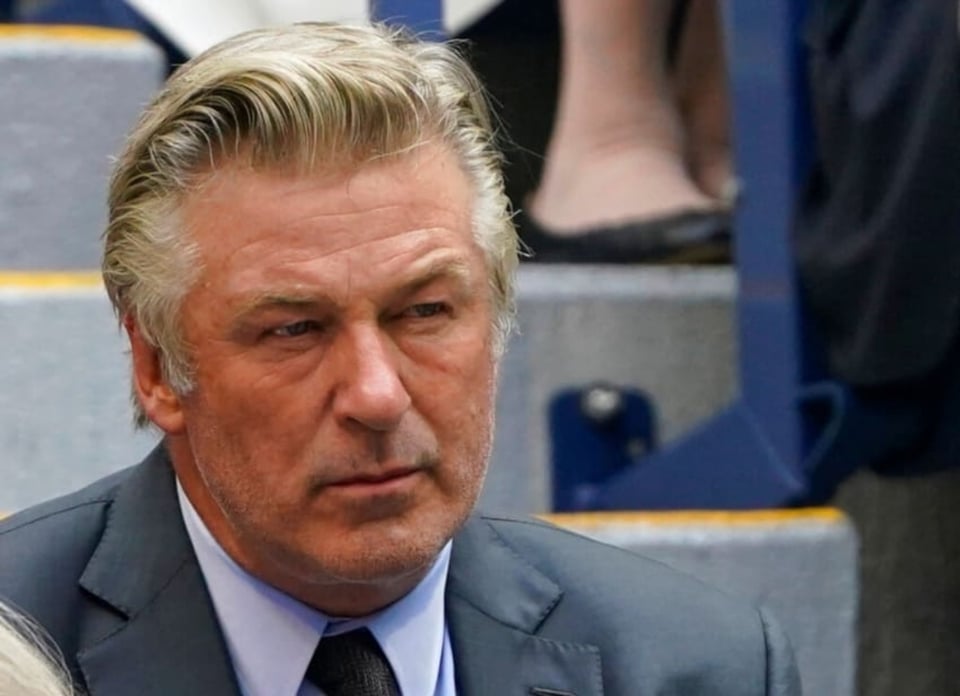 Alec Baldwin asegura en su primera entrevista tras muerte en el set: «Yo no apreté el gatillo» featured image