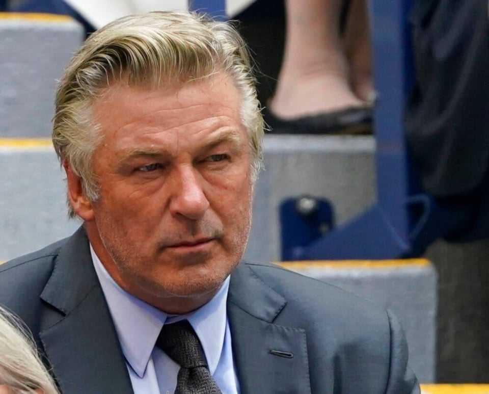 Alec Baldwin mata accidentalmente a una mujer y deja herido al director en rodaje de película
