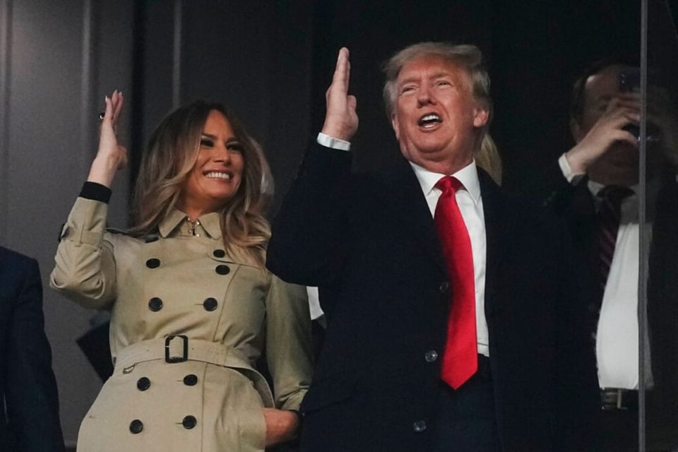 Donald Trump y Melania hacen movimiento del tomahawk en juego de Serie Mundial en Atlanta
