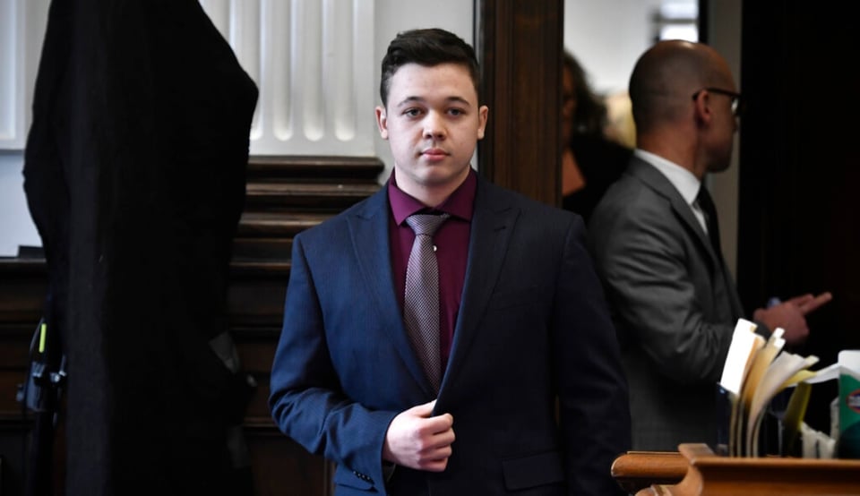 Kyle Rittenhouse sale ‘sonriendo’ de la corte tras inesperado veredicto