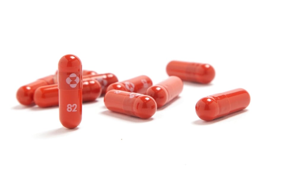 FDA respalda la píldora COVID-19 de Merck, aunque por muy poco featured image