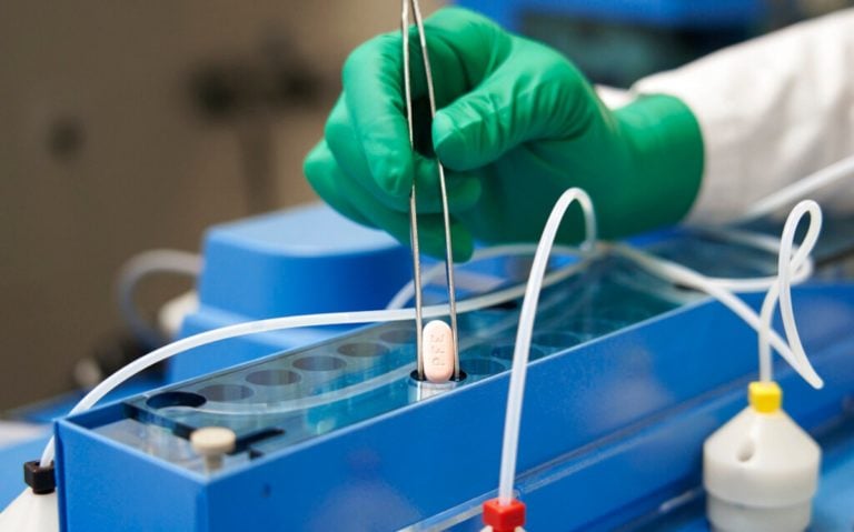 EEUU autoriza la píldora de Pfizer contra el COVID-19, mientras los casos aumentan