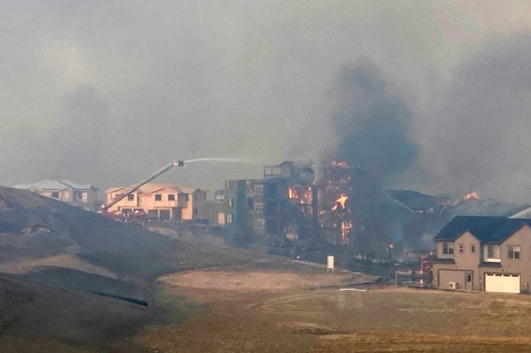 Incendio en Colorado: gobernador declara estado de emergencia y asegura que es “devastador”