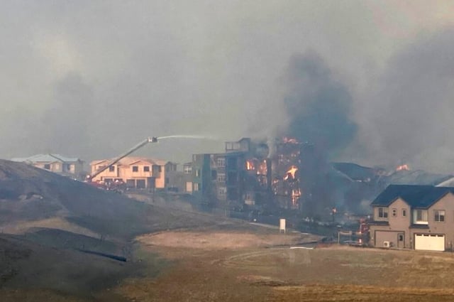 Incendio en Colorado: gobernador declara estado de emergencia y asegura que es “devastador”