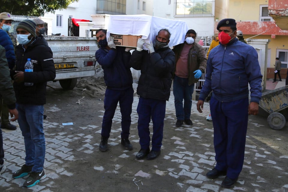 Estampida en un santuario deja 12 muertos y 13 heridos en Año Nuevo