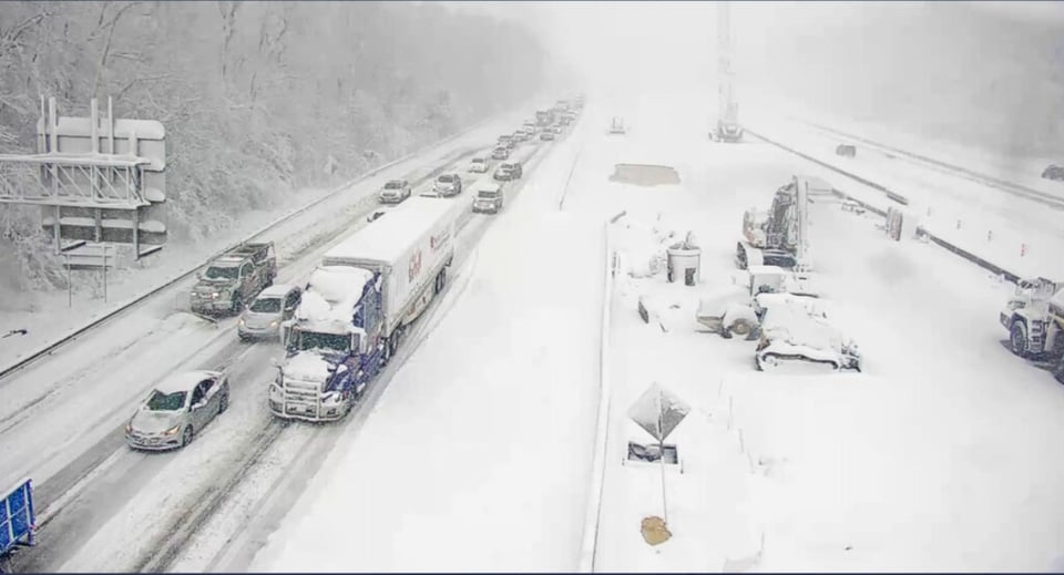Conductores llevan atrapados en la nieve más de 15 horas en carretera de EEUU