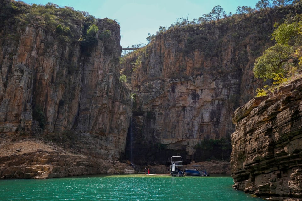 Derrumbe de acantilado: van siete muertos y 20 heridos por caída de roca sobre botes turísticos featured image