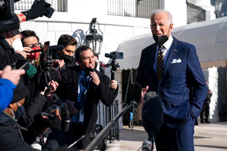 Biden considera enviar test de COVID en drástica medida para evitar el cierre de escuelas