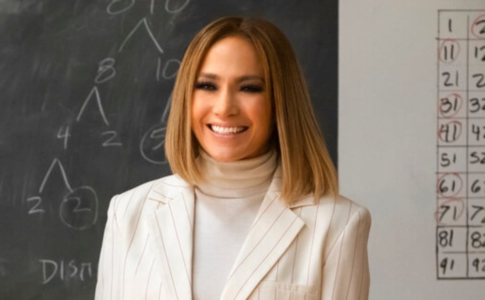 Jennifer López provoca ‘infartos’ antes de meterse a la alberca a sus 52 años featured image