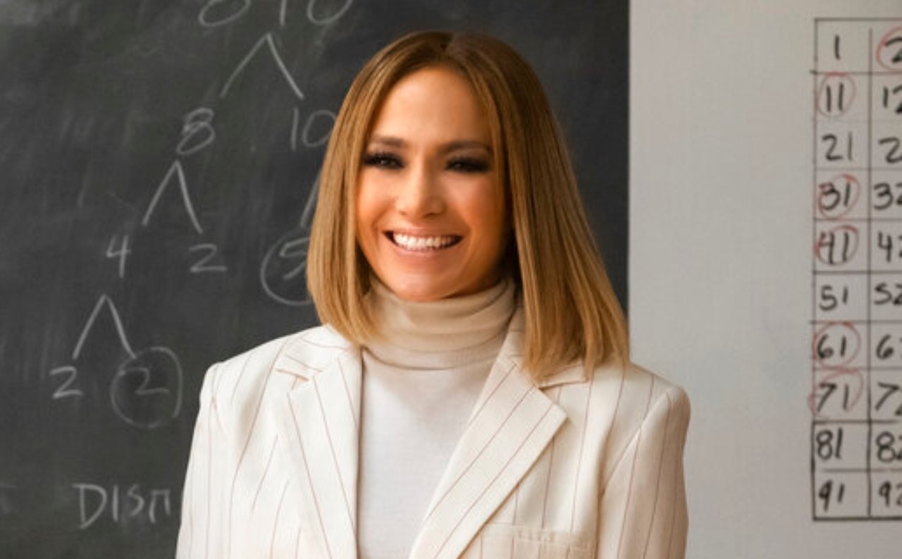 Jennifer López provoca ‘infartos’ antes de meterse a la alberca a sus 52 años