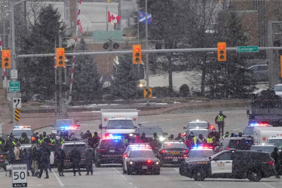 Arrestan a varios manifestantes y comienzan a despejar bloqueos en puente fronterizo entre EEUU y Canadá