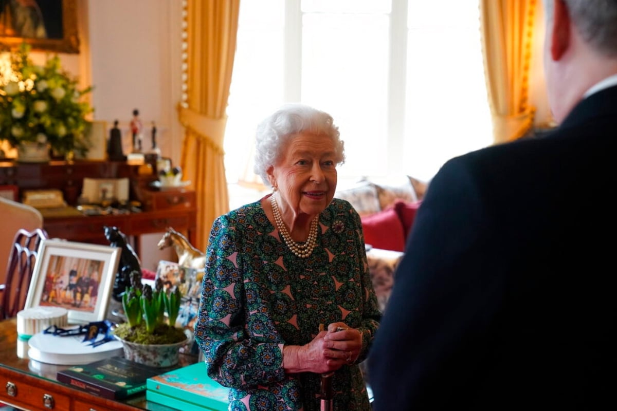 Reina Isabel II da positivo al COVID y el Palacio reporta cómo se siente