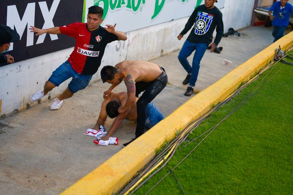 Exhiben a policías que no hicieron nada para detener la tragedia en el Querétaro vs Atlas