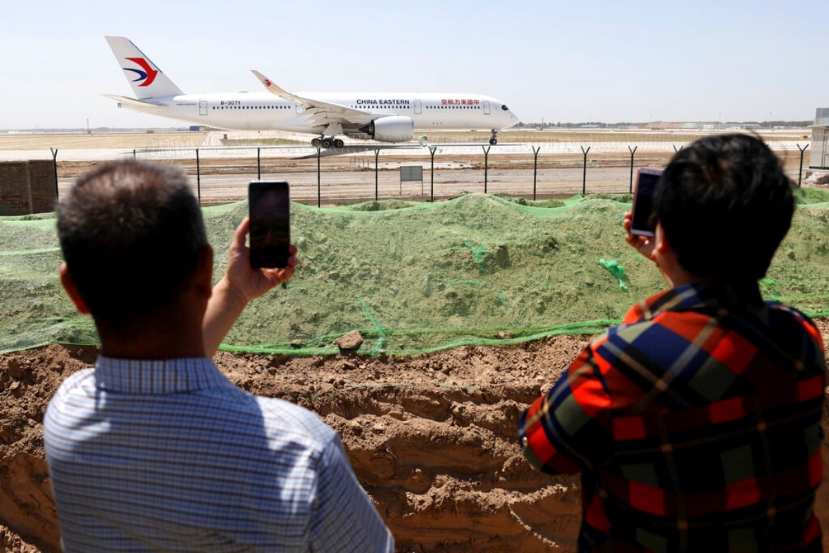 Se estrelló avión con 132 personas y desató incendio en una montaña en China