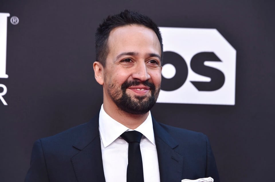 Dan mala noticia para Lin Manuel Miranda, no podrá estar en los Oscar por caso de Covid cercano a él