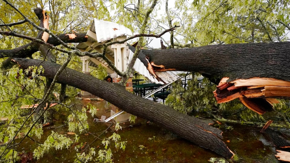 Tornado deja dos muertos, heridos y casas destrozadas
