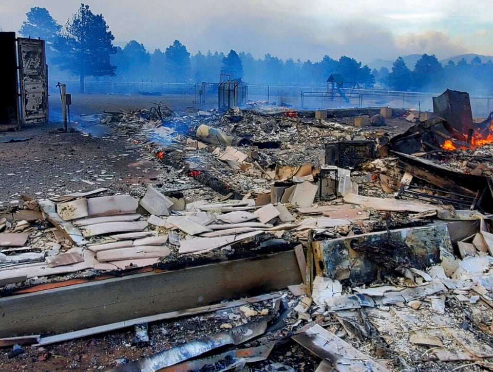 Incendio forestal en Arizona se triplica y miles de personas huyen de sus casas featured image