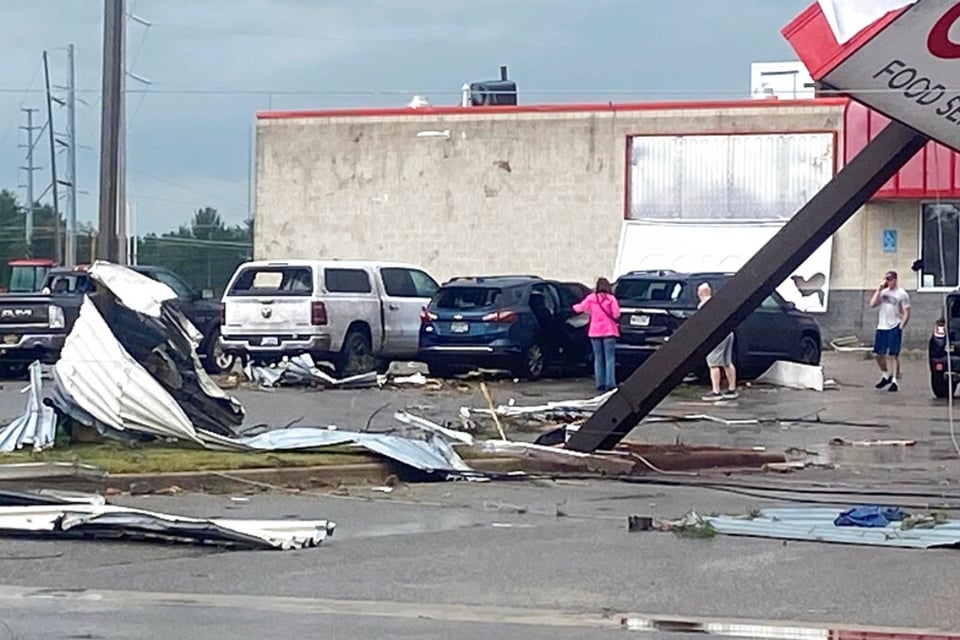 Devastación en Michigan: confirman un muerto, más de 40 heridos y declaran estado de emergencia (Video)