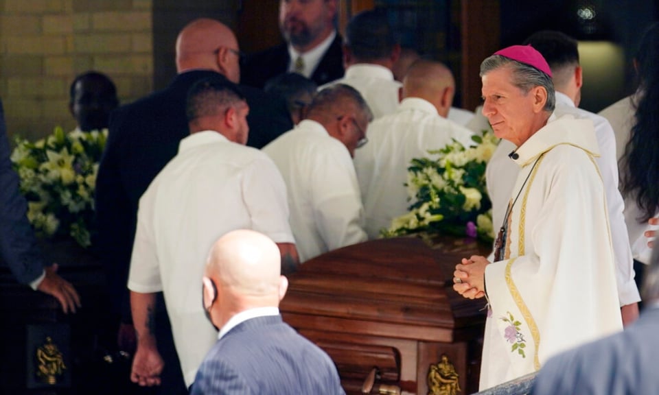 Celebran funerales de maestra caída en Uvalde, Irma García, y de su esposo