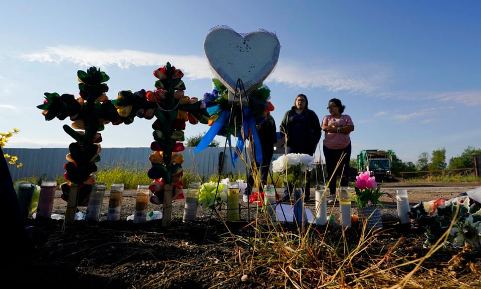 Madre desesperada busca a su hijo que viajaba en tráiler de Texas