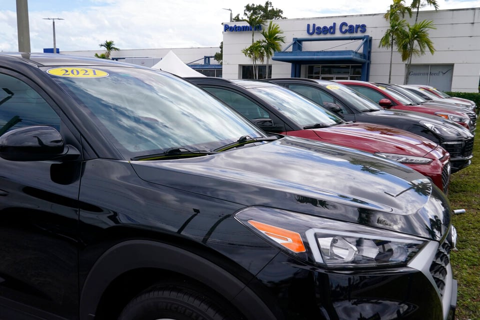 Escasez de chips sigue afectando ventas de autos
