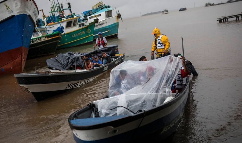 Tormenta tropical Bonnie golpea y amenaza con convertirse en huracán