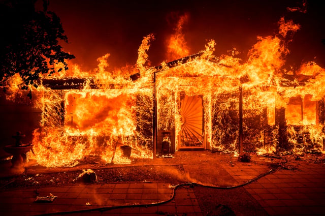 Declaran emergencia en condado de California por incendio que amenaza con devastar casas