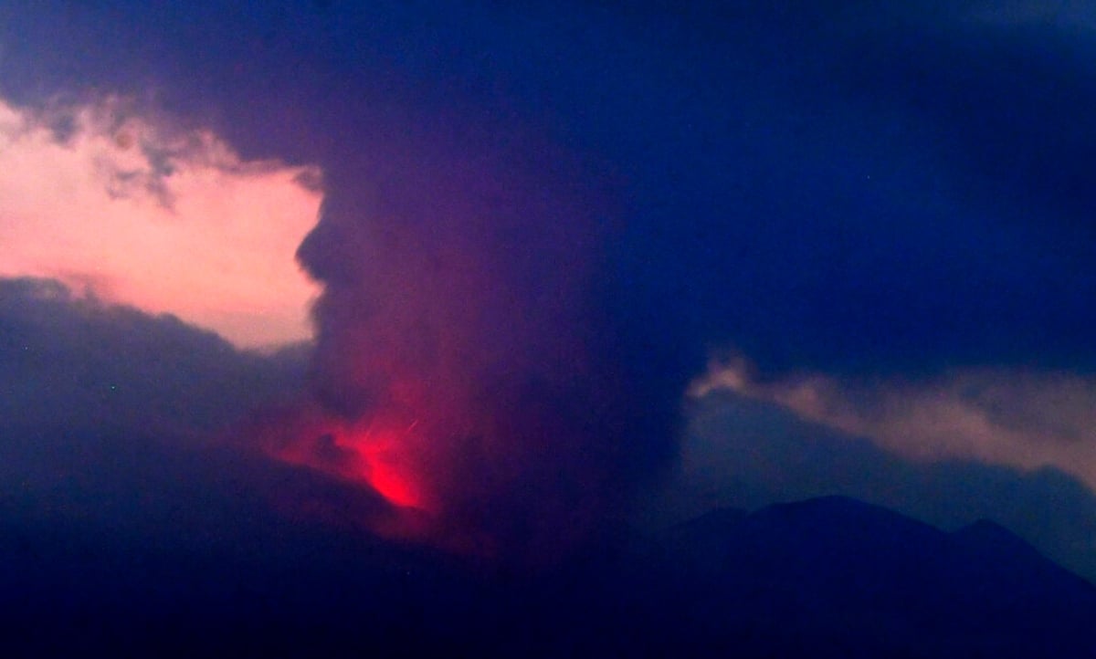 Volcán en Japón entra en erupción y emiten alerta máxima