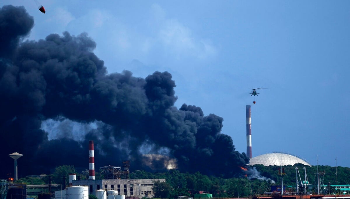 Dos muertos tras enorme explosión e incendio en una refinería de EEUU