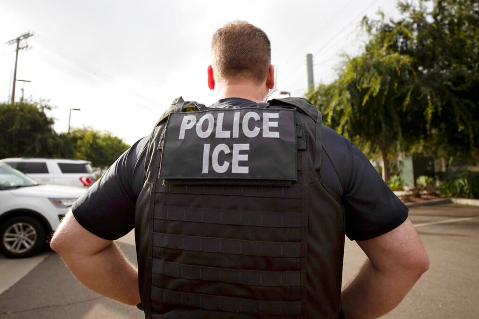 'Cachan' a agente del ICE haciendo 'lo peor' contra inmigrante