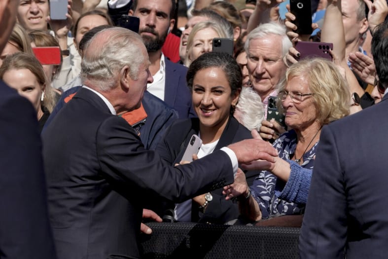 A woman kisses King Charles III on his arrival to Buckingham Palace (VIDEO)
