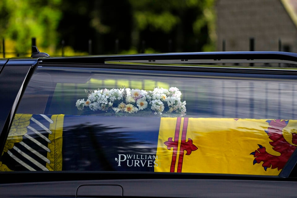 Miles de personas asisten al funeral