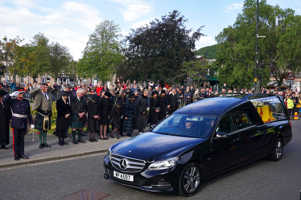 Féretro de la reina llega al palacio de Holyroodhouse y notan algo extraño (FOTOS)
