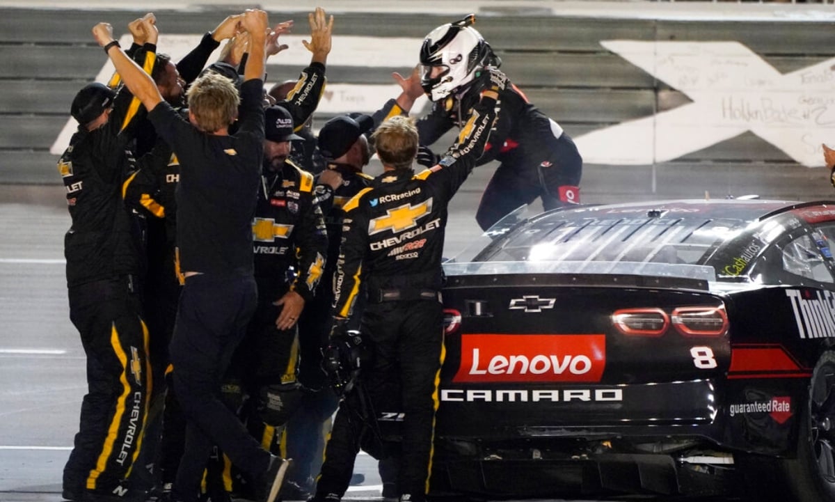Piloto de Nascar golpes corredor