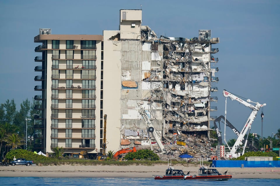 Evacúan edificio cerca de donde se derrumbó otro en Miami