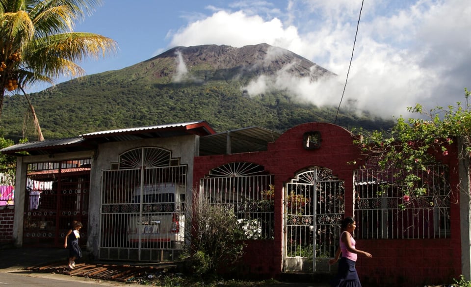 Volcán de San Miguel en El Salvador entra en erupción