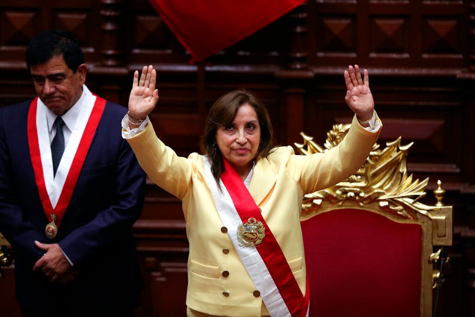 Dina Boluarte asume presidencia de Perú, Castillo es detenido