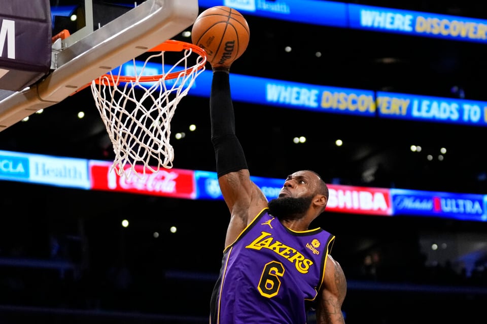 LeBron James anotó 30 puntos