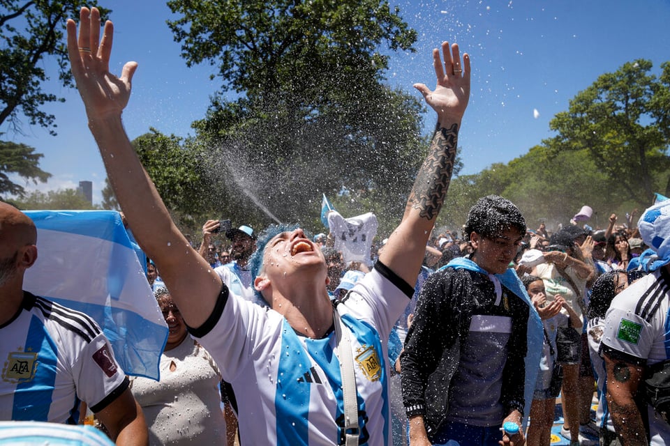 Argentinos tocan el cielo con las manos