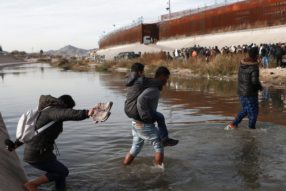 Decenas de migrantes se han visto forzados a pernoctar en las calles de El Paso (Guardia Nacional)