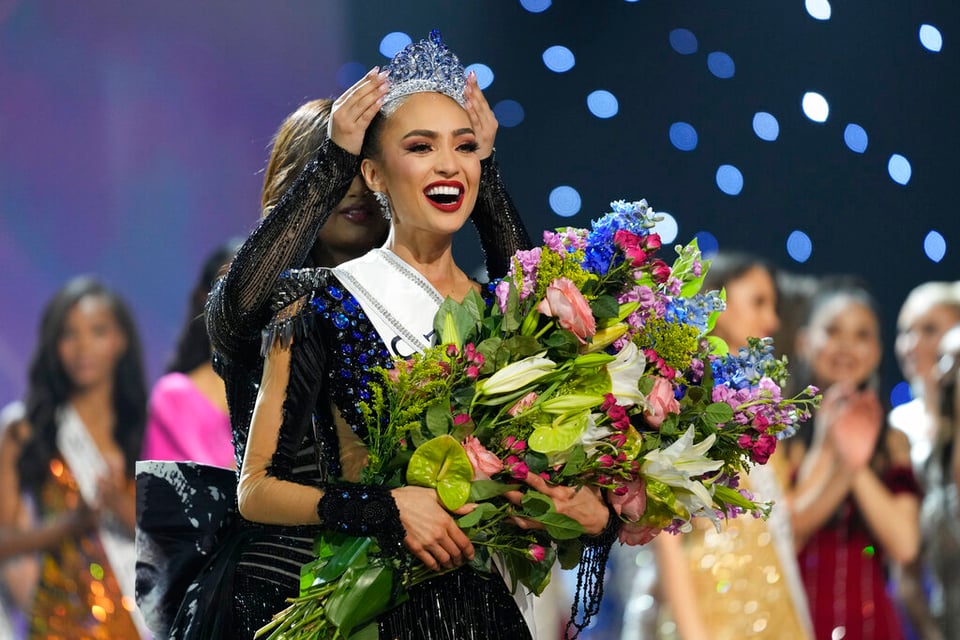 La Miss Universo 2023 R’Bonney Gabriel renuncia a la corona de Miss USA