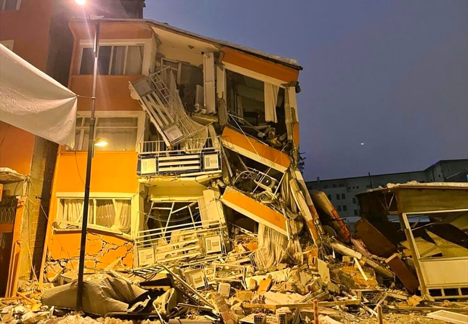 Turkey earthquake leaves dead