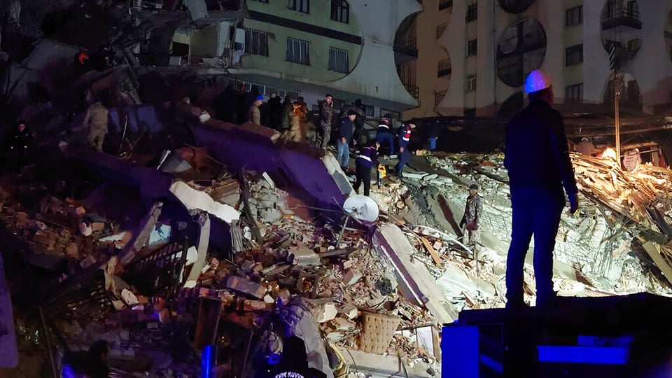 Turkey earthquake leaves dead