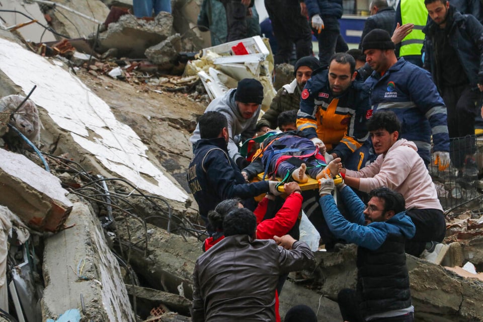 Almost 900 buildings collapsed in the Turkish provinces after the powerful earthquake