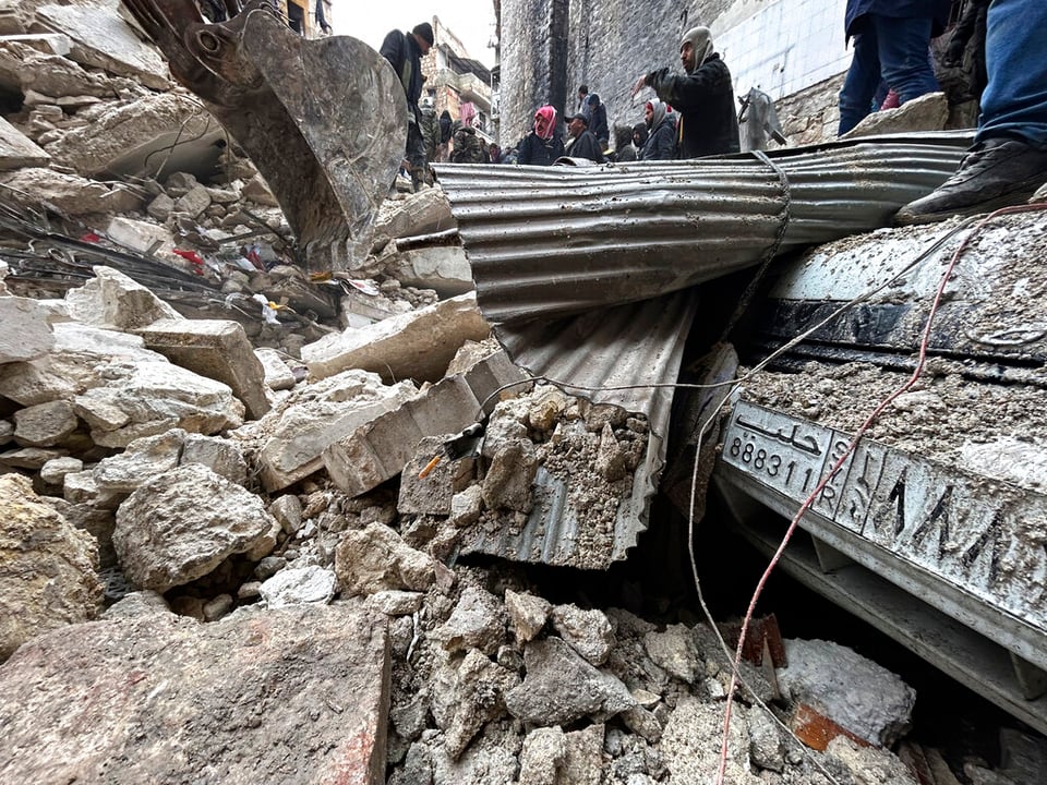 There were still many people under the rubble