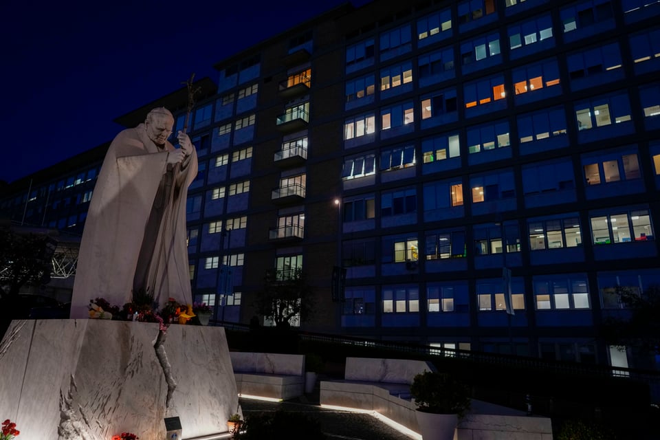 El viernes por la mañana, "el papa leyó algunos periódicos y volvió al trabajo"